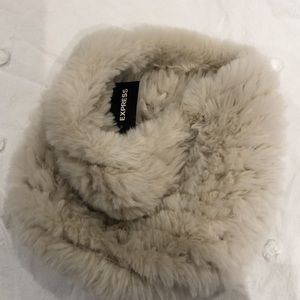 Express furry neck gator! New!